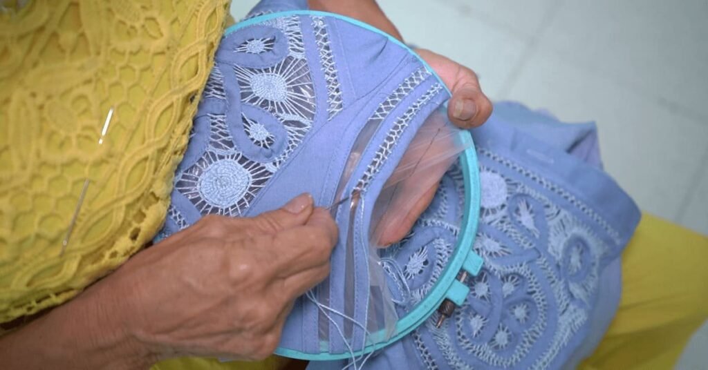 Por qué las prendas hechas a mano tardan más imagen destacada